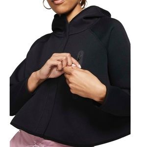 Nike Women’s Sportswear Tech Fleece Cape